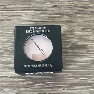 MAC Eyeshadow Yogurt